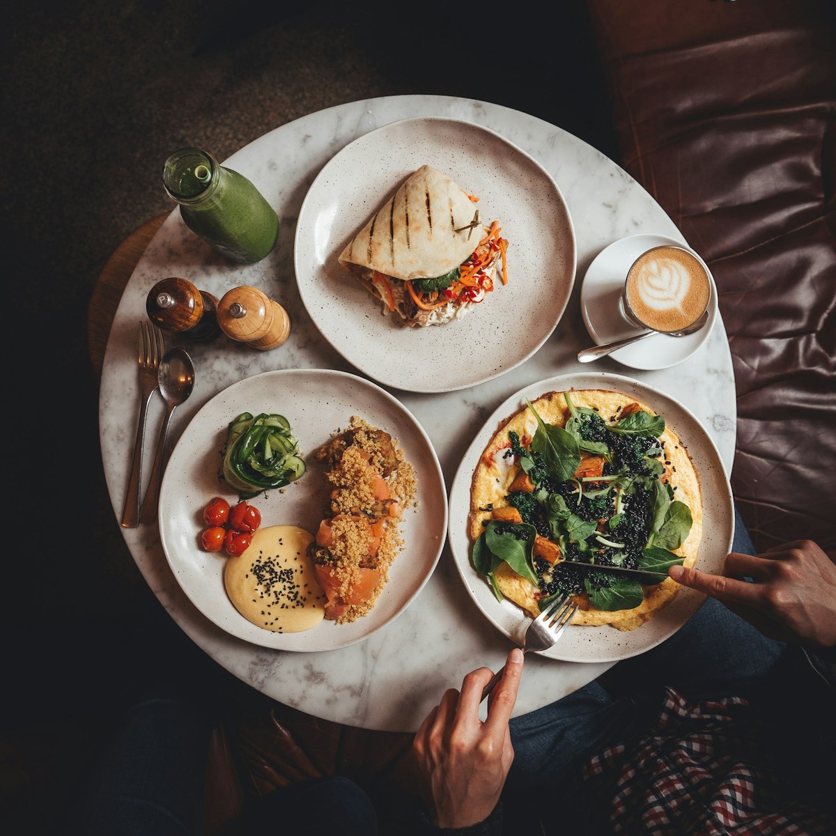 Tavola imbandita per un brunch con pane, dolci fatti in casa e caffè